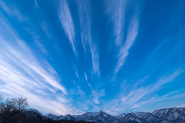 冬の晴れた空と流れる雲