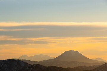 夕焼けの空と遠くの霞んだ山々