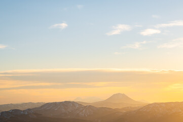夕焼けの空と遠くの霞んだ山々