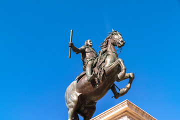 Obraz premium Monument to Monument to Felipe IV at Plaza de oriente in Madrid, Spain