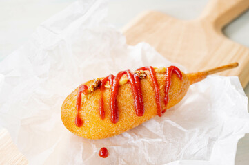 白い紙の上のアメリカンドッグ