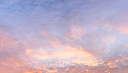 Romantischer Abendhimmel mit angeleuchteten Wolken in rötlichen und gelblichen Farbtönen