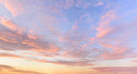 Obraz na płótnie Canvas Himmel kurz nach Sonnenuntergang mit leuchtenden Wolken