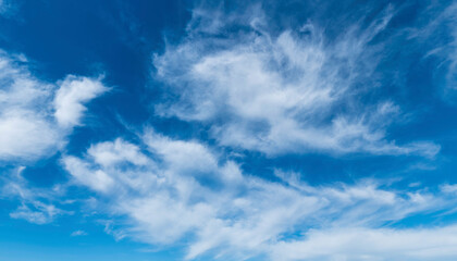 Blauer Himmel mit Cirrus-Bewölkung
