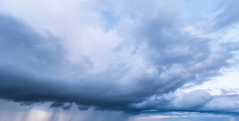 Obraz premium Aufziehendes Unwetter mit dunkler drohender Wolkenfront am späten Nachmittag