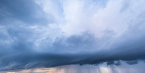 Obraz premium Aufziehendes Unwetter mit dunkler drohender Wolkenfront am späten Nachmittag