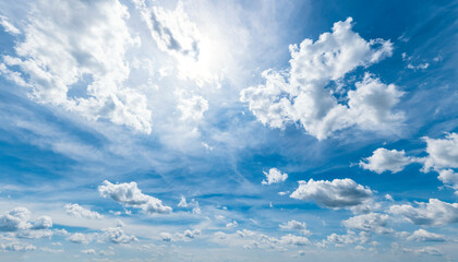 Wildromantischer Wolkenhimmel mit unterschiedlichen Wolkenformen
