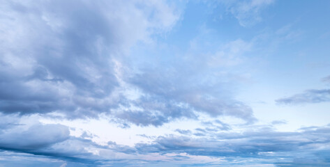 Fototapeta na wymiar Abendlicher Himmel mit Wolkenbänken und Schauerwolken