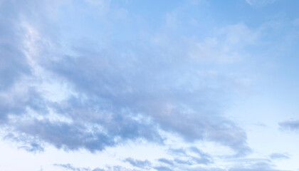 Abendlicher Himmel mit lockerer Bewölkung
