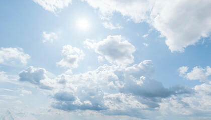 Wolkiger Himmel mit Sonne und aufquellenden Schauerwolken