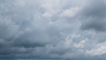 Düsterer Himmel mit heranziehenden, grauen Regenwolken