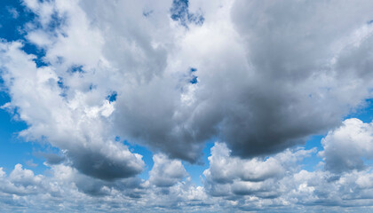 Dunkle Schauerbewölkung vor blauem Himmel
