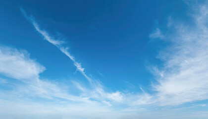 Blauer Himmel mit aufziehenden Cirrus-Wolken
