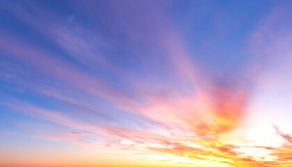Abendhimmel mit stimmungsvollem Abendrot und hohen, leuchtenden Eiswolken