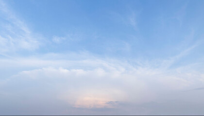 Obraz premium Aus der Ferne aufziehende Wetterfront im Abendlicht