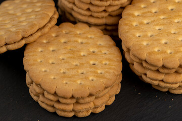 crispy cookies with chocolate filling between cookies