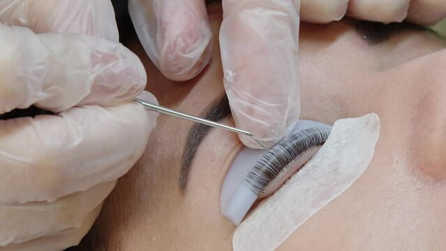 Lami-master performs lamination of eyelashes