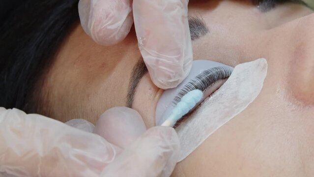 Lami-master performs the process of lamination of eyelashes