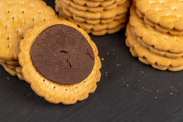 crispy cookies with chocolate filling between cookies