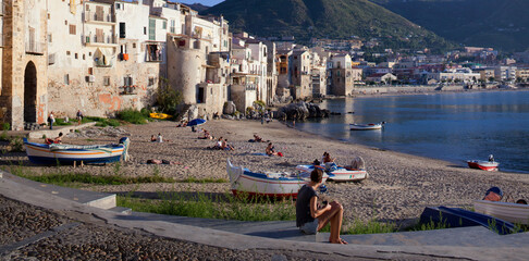Cefalù, Palermo.Spiaggia del Porto Vecchio con barche e persone
