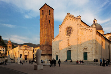 Pietrasanta, Lucca. Piazza del Duomo di San Martino con campanile e persone