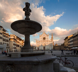 Firenze. Piazza di Santa Croce con fontana verso la basilica.
 - obrazy, fototapety, plakaty