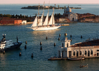 Venezia, Giudecca. Veliero in canale tra la Dogana e il Redentore 