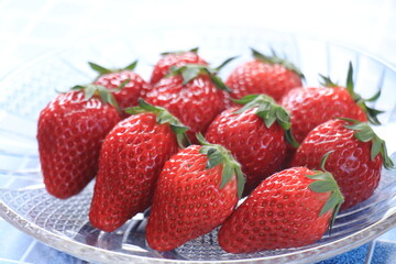 お皿に盛りつけられた真っ赤ないちご