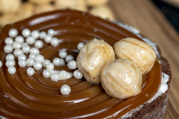 round tartlet with salted caramel and roasted hazelnuts