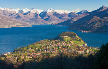 Bellagio. Parco di Villa Serbelloni al centro del Lago di Como verso le Alpi
