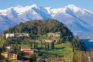 Fototapeta na wymiar Bellagio. Parco di Villa Serbelloni verso le Alpi innevate 