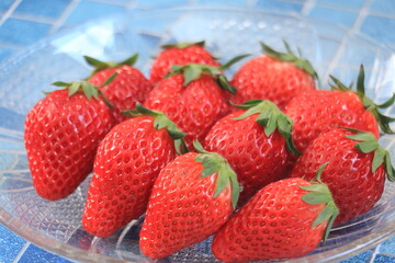 ガラスの皿に盛り付けられた真っ赤な苺