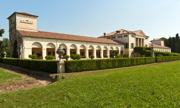 Fanzolo di Vedelago.Treviso. Villa Emo. Barchessa con giardino