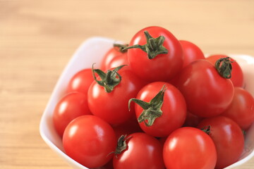 白い角皿に盛られたミニトマト