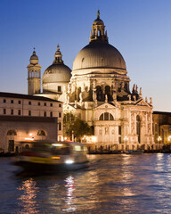 Fototapeta na wymiar Venezia. Basilica della Salute sul Canal Grande con scia di 