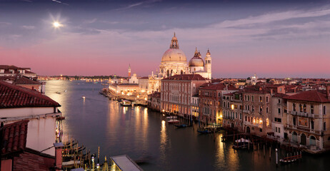 Obraz na płótnie Canvas Venezia. Veduta dall' alto della Basilica della Salute sul Canal Grande al tramonto