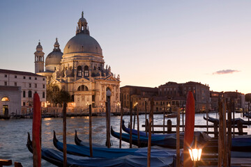 Fototapeta na wymiar Venezia. Basilica della Salute sul Canal Grande con gondole in riva al tramonto