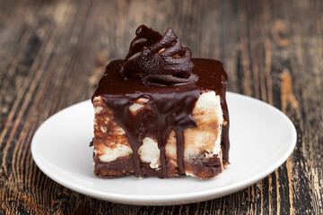 Creamy cheesecake with chocolate and cookies