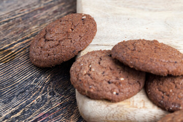 Fototapeta premium chocolate cookies on a wooden board