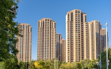 Obraz premium Modern residential complex with tall houses against the blue sky