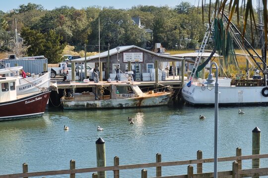 river boats and seafood restaurants Charleston - charleston, united states - november 7 2022