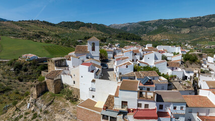 Fototapeta na wymiar vista aérea del pueblo de el burgo en la comarca del parque nacional sierra de las Nieves, Andalucía