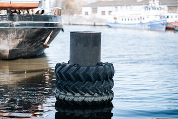 Fototapeta premium tyre bouncer to assist in mooring large vessels in the harbour 