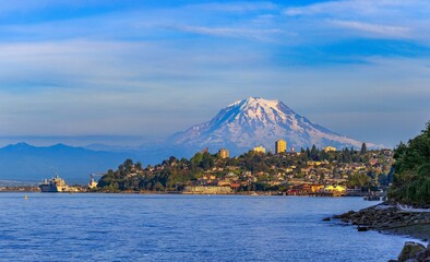 Beautiful view of the lake near Mount Rainier in Tacoma, USA