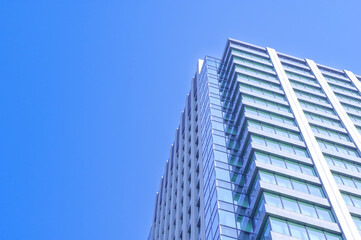 Fototapeta na wymiar オフィス街のビルと青空