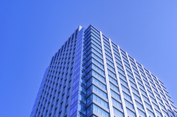 Obraz premium オフィス街のビルと青空