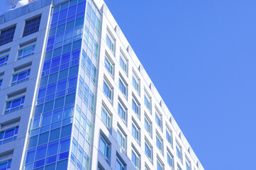 オフィス街のビルと青空
