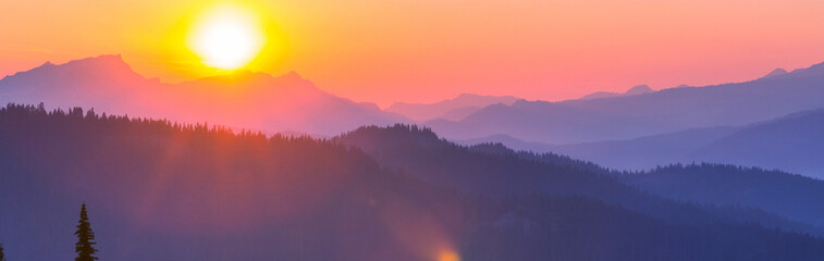 Obraz premium Mountains on sunset