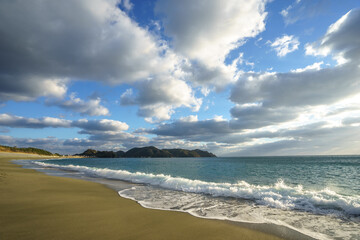 夕暮れのビーチ　海面の輝き