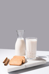 Vaso de leche y botella con galletas de canela	